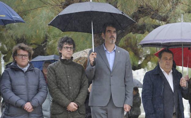 Miren Albistur (PP), en la concentración en Donostia junto Viles (PNV), el alcalde Eneko Goia y Gasco (PSE). /USOZ