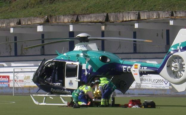 Artxiboko argazkian, Osakidetzaren helikoptero bat Olaberriako futbol-zelaian. Maiz erabiltzen dituzte ekipamendu horiek ebakuazioetarako-eta./MADINABEITIA