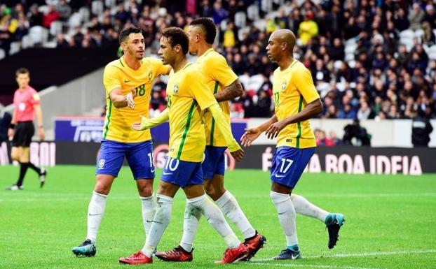 Neymar celebra uno de sus últimos goles cn Brasil. /Efe