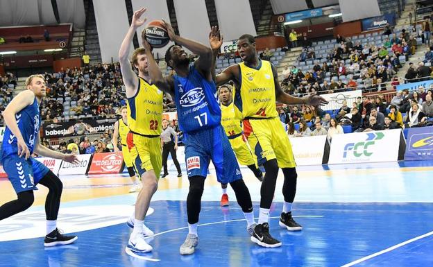 Fakuade ante la defensa del Andorra esta tarde en Illumbe./J.M. López