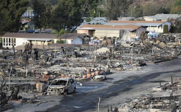 Viviendas prefabricadas destruidas por las llamas en Lilac (California)./Eugene García (Efe)