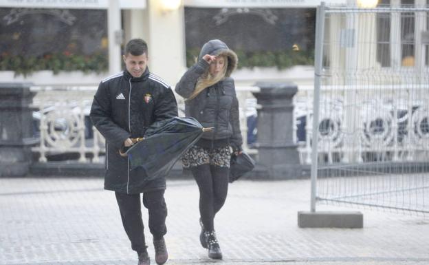 El viento se ha dejado notar esta tarde en Donostia. /Pedro Martínez