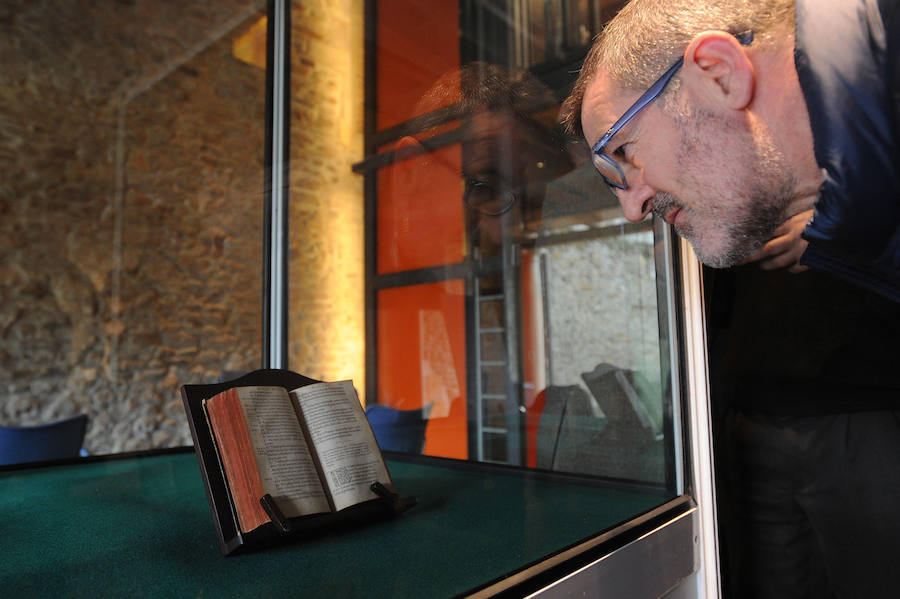 Leizarragaren ‘Iesus Christ gure Jaunaren Testamentu Berria’ erakutsi zuten atzo Kurutzesantu Museoan/Morquecho