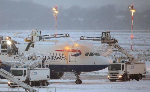Aeropuerto de Düsseldorf cubierto de nieve. /