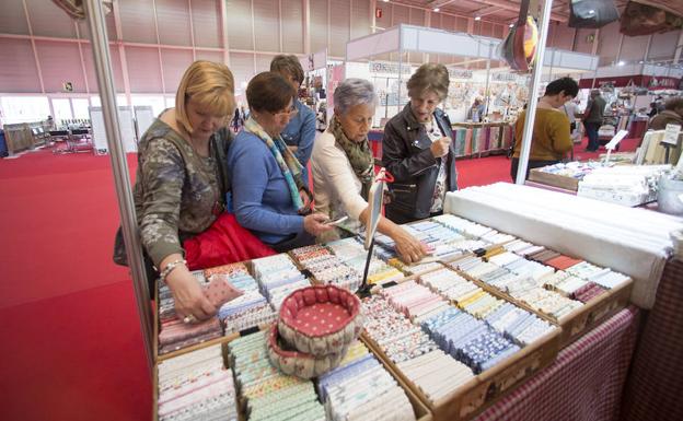 Un grupo de mujeres en uno de los stand./De la Hera