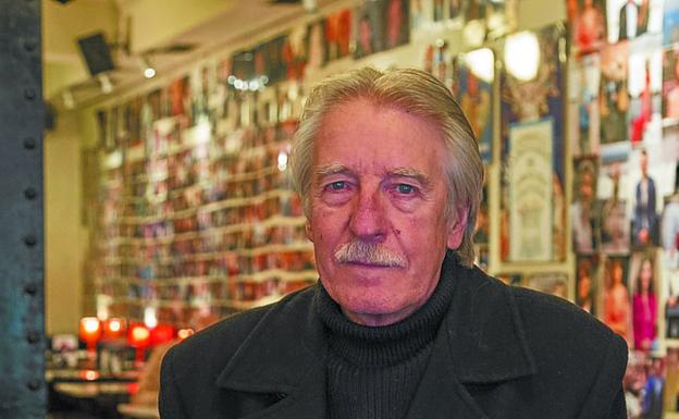 Juan Antonio Urbeltz, con su nuevo libro. / MICHELENA