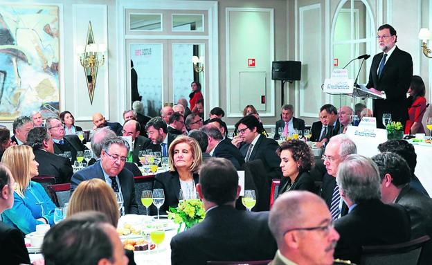Ministros, presidentes autonómicos y algunos de los principales empresarios españoles acudieron ayer al desayuno informativo de Rajoy. / J. GARCÍA