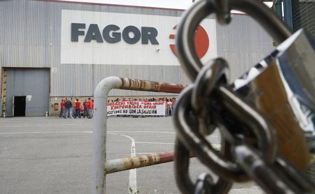 Trabajadores de Edesa Industrial durante una protesta en la planta de Garagarza de Arrasate./LOBO ALTUNA