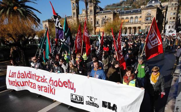 Manifestación en Donostia para pedir mejoras en las condiciones laborales de los trabajadores de la enseñanza/S. SANTOS