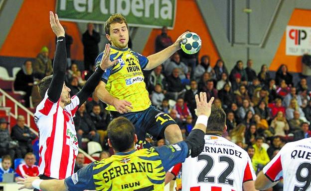 Kauldi se leva en suspensión mientras Serrano le pide el balón, ayerr en Sagunto. /PHOTODEPORTE