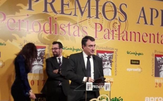 Aitor Esteban, tras recoger su premio. / /PREMIOSAPP2017
