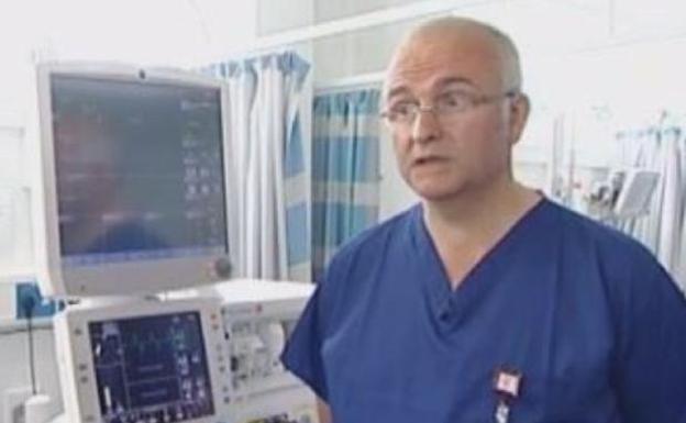 Un cirujano firma sus iniciales en el hígado de dos pacientes