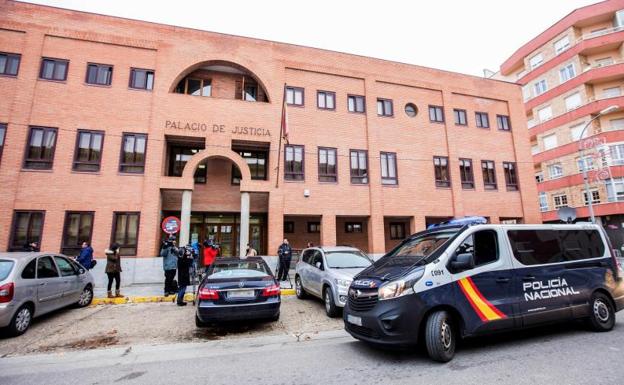 Juzgados de Aranda de Duero, donde este miércoles declararon los tres exjugadores del Arandina./Paco Santamaría (Efe)