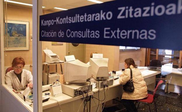 La asistencia sanitaria en Euskadi a los ‘sin papeles’ divide a los magistrados del TC
