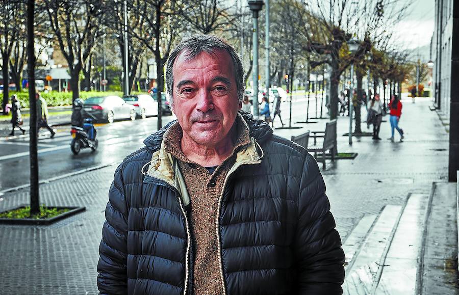 El profesor Pello Urkidi, ante la facultad de Pedagogía en el campus de Gipuzkoa. /USOZ