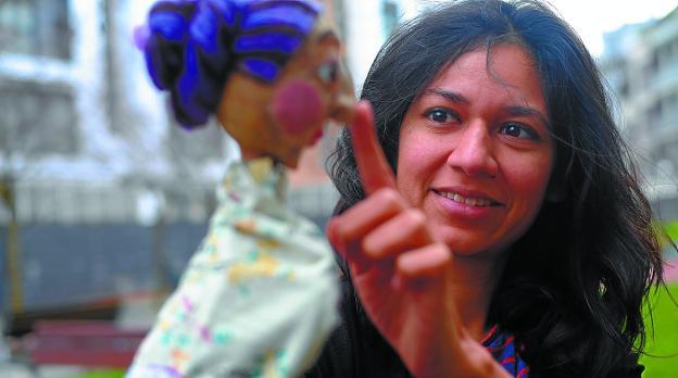 Zoa le tiene un cariño especial a sus marionetas, con las que se hace una al ponerse tras el teatrillo./F. DE LA HERA