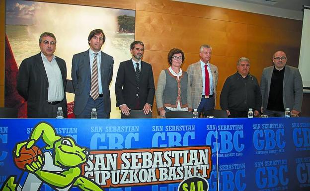 Arzallus, en el centro, ha presidido la junta del GBC/Michelena