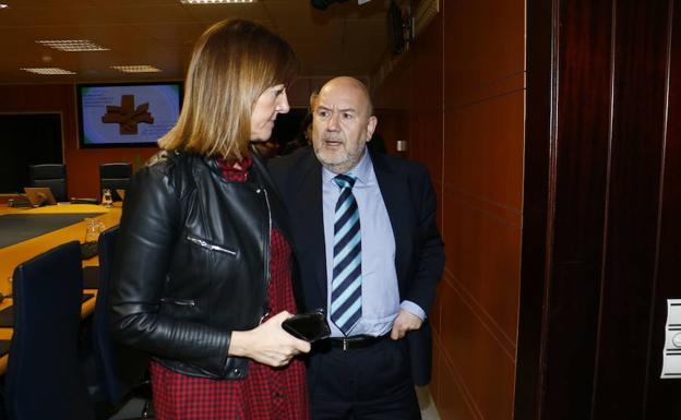 doia Mendia (PSE) conversa con Iñigo Iturrate (PNV) en una sesión del pleno de Autogobierno/Jesús Andrade