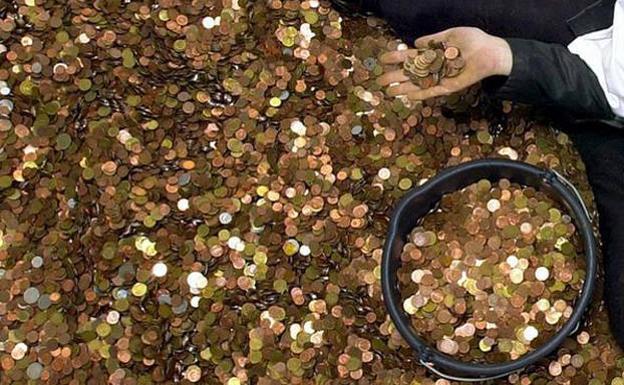 Un empleado de banca lleva seis meses contando a mano 1,2 millones de monedas de una herencia