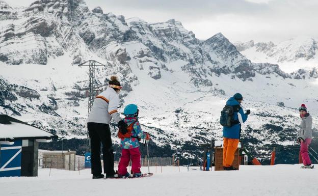 Las estaciones aragonesas disfrutan de la nieve con la Navidad a la vuelta de la esquina/Grupo Aramón