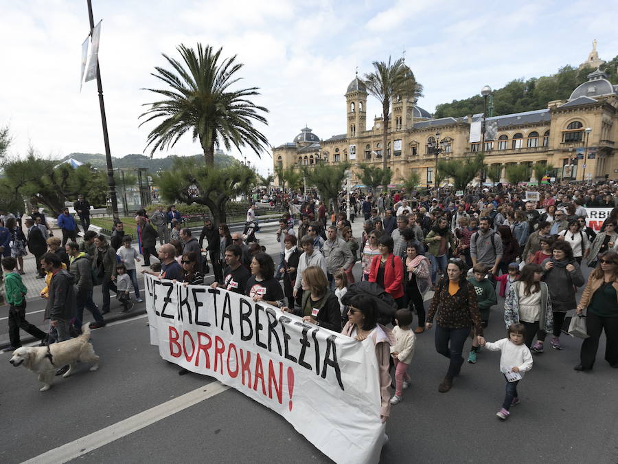 Manifestación convocada en las calles de San Sebastián durante la última jornada de huelga en la escuela pública./