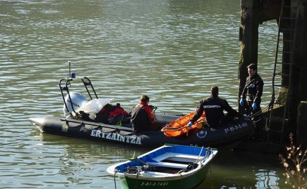 Los buzos de la Ertzainza en la ría de Bilbao./LUIS CALABOR