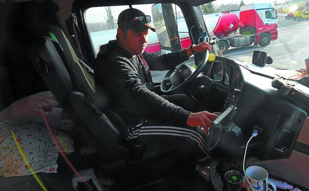 Luis Nacimiento mete la dirección en la que tiene que descargar en el GPS./