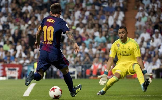 Messi, en una acción ante Keylor Navas correspondiente a la vuelta de la Supercopa. /Curto de la Torre (Afp)