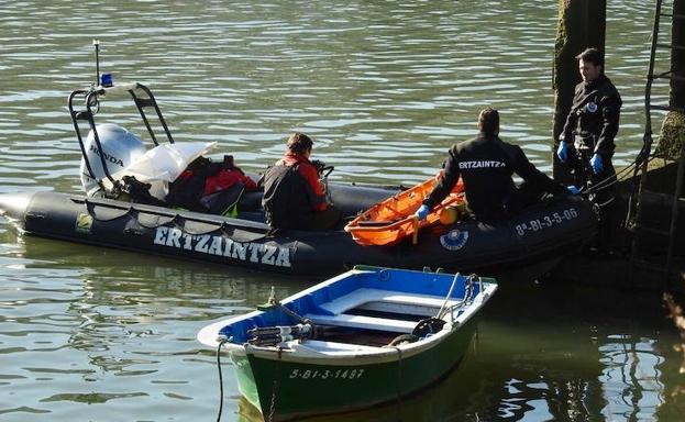 Imagen del rescate del cuerpo en la ría/L. Calabor