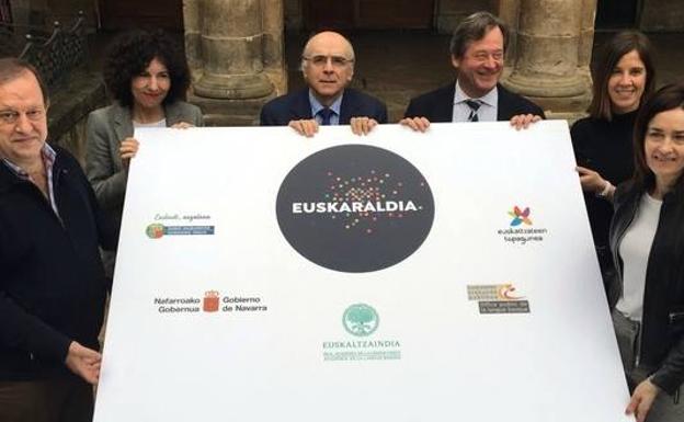 Ezkerretik eskuinera, Mikel Arregi, Elena Laka, Andres Urrutia, Bingen Zupiria, Esti Alkorta eta Miren Dobaran. /EUSKALTZAINDIA
