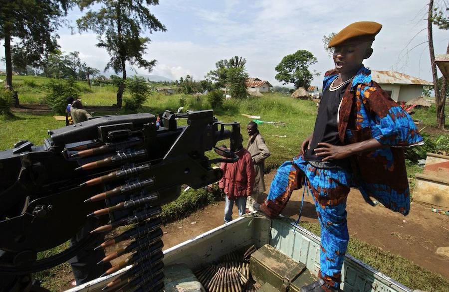 Lagundutako proiektuetako batek soldadu izatera behartutako haurren gizarteratzea sustatzen du. Artxiboko argazkian, Kongoko adin txikiko soldadu bat./AFP