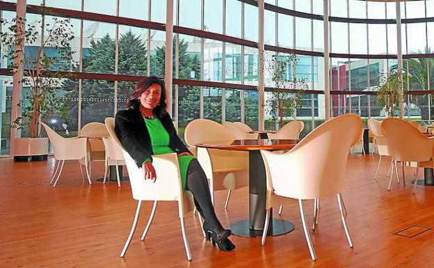 Itziar Epalza, en el hall del edificio central del parque tecnológico de Miramón. /Arizmendi