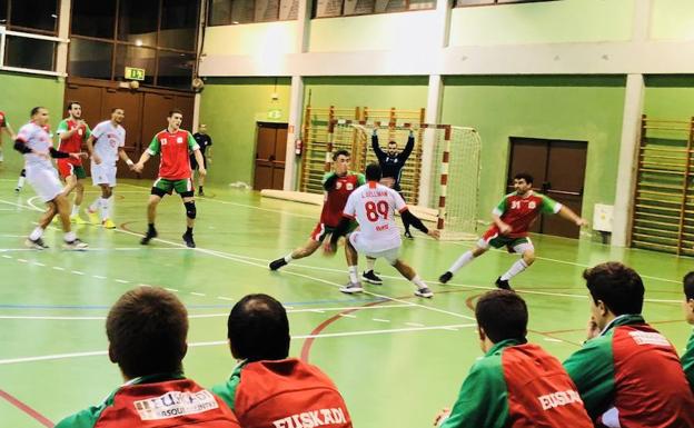 Euskadi defiende un ataque marroquí, con Erik Balenciaga, a la derecha, mejor jugador del duelo/Marian