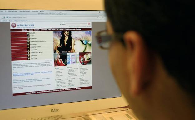 Un usuario consulta una página de descargas./