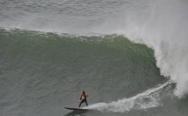 Los surfistas tuvieron que hacer frente a olas de seis metros que dejaron imágenes para el recuerdo/Ignacio Pérez