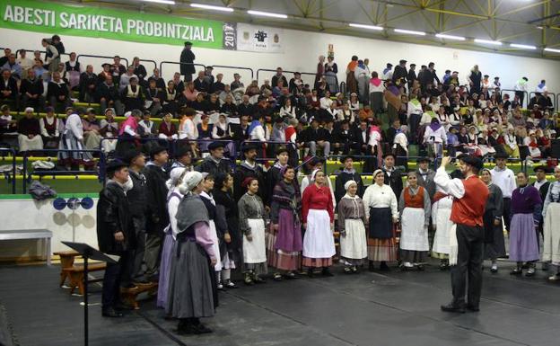 El coro ganador en plena actuación en el concurso de villancicos celebrado ayer tarde en Errenteria./Arizmendi