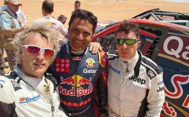 Jesús Calleja y su copiloto Jaume Aregall junto con el príncipe Nasser Al-Attiyah en Abu Dhabi