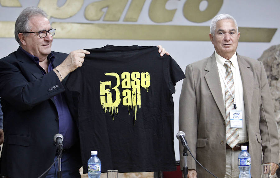 World Baseball &Softball Confederation-eko burua, Riccardo Fraccari, Proyecto Béisbol 5 Callejero ekima aurkezten, Higinio Vélez Cubako Beisbol Federazioko lehendakariarekin/
