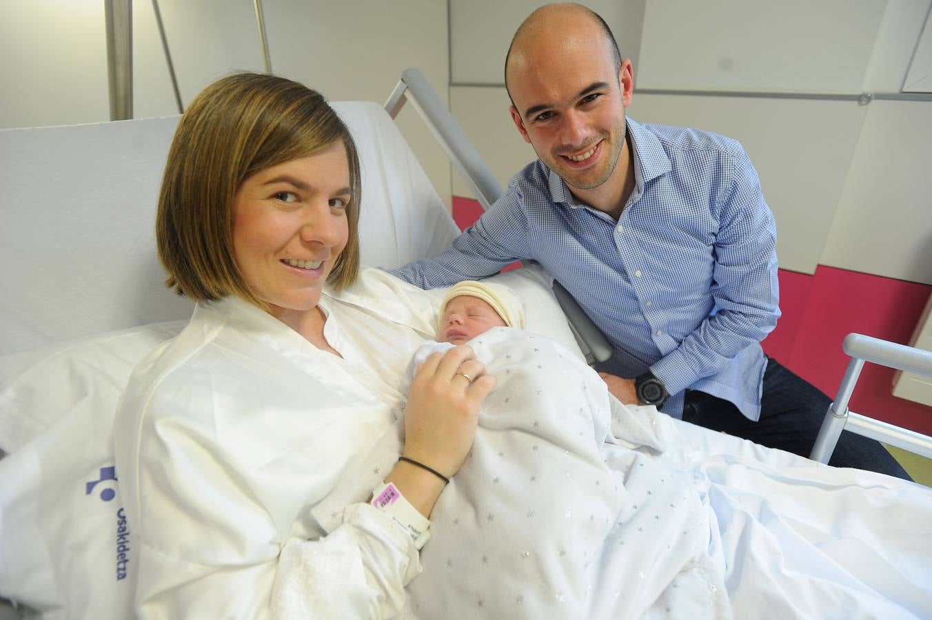 Danel junto a su ama, Maitane Iñurrieta, y su aita, Jabier González, en el hospital del Alto Deba de Arrasate./ Félix Morquecho