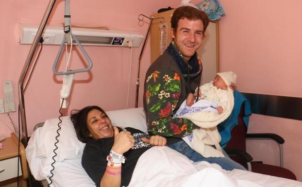 Laura y Carlos Xabier, muy felices con Itziar -primer bebé vasco del 2018- en brazos en el Hospital Araba.
