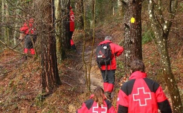 Efectivos de la Cruz Roja en una de las batidas en el Gorbea para encontrar a Jon. /JESÚS ANDRADE
