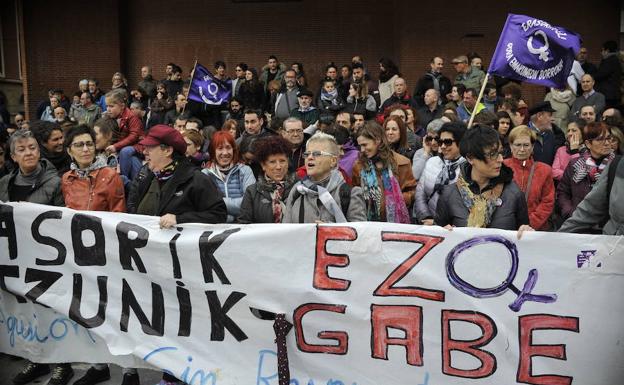 Concentración en Barakaldo por la presunta agresión sexual del pasado 29 de diciembre/I. Pérez