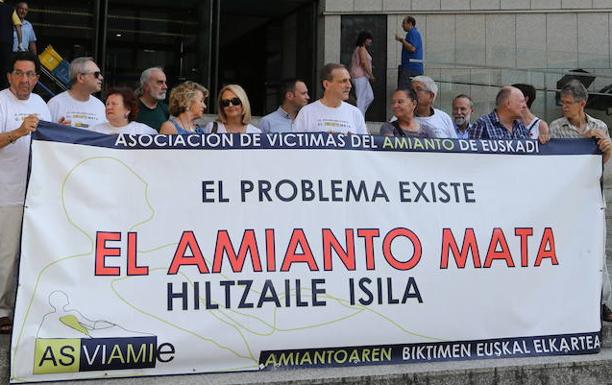 Concentración de la asociación de Víctimas de Amianto en Euskadi, el pasado mes de junio. /