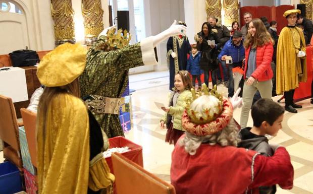 Poco antes del inicio de la Cabalgata en Donostia los Reyes Magos han recogido las últimas cartas en el Ayuntamiento.
