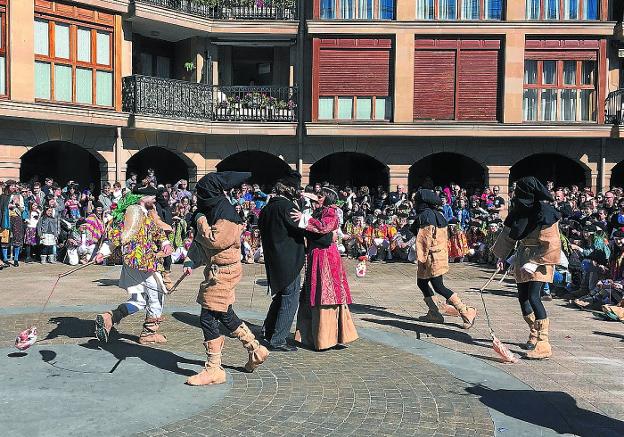 Oñatiko Inauteria. Las comparsas y coreografías del carnaval oñatiarra celebrarán su quinta edición./MARIAN
