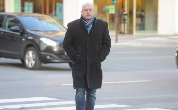 Alfredo de Miguel camina hacia el Palacio de Justicia de Vitoria./I. Aizpuru
