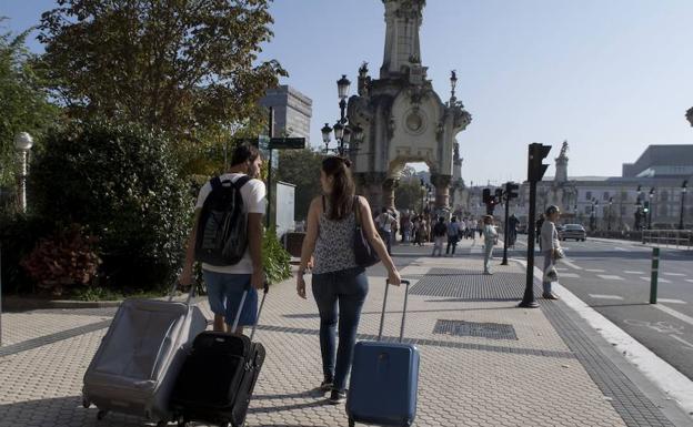 Turistas en San Sebastián. /Michelena