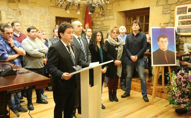 El alcalde de Zarautz, Xabier Txurruka, durante el homenaje a Iruretagoiena, cuya imagen ha presidido el acto./FRAILE