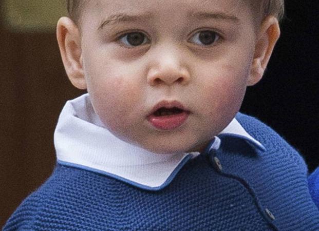 La chaqueta que lució el príncipe Jorge de Inglaterra durante una visita al hospital para ver a su madre y a su hermana Carlota.