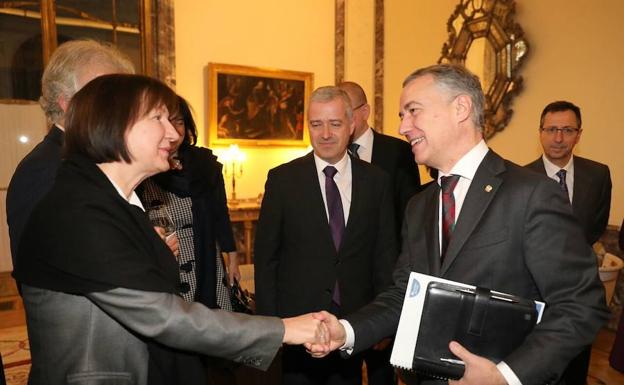 El lehendakari, en su encuentro de este miércoles en Madrid junto a 25 embajadores de países de la UE. /MIKEL ARRAZOLA